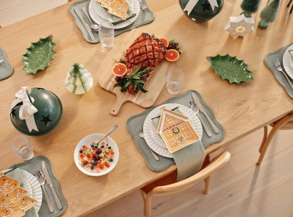 Green Wavy Placemat (₱190), Green Contrast Edge Napkins (₱90), Christmas Gingerbread Ceramic (₱590), Holly Side Plates (₱490) | Anko Philippines