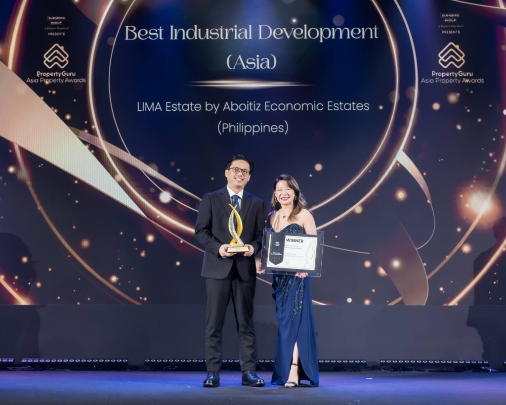 (From left- right) Roylan Ocampo, Senior Assistant Vice President for Planning and Construction, Aboitiz Economic Estates; and Cyndy Tan Jarabata, President of TAJARA Hospitality Group and Chairperson of the Panel of Judges for the PropertyGuru Philippine Property Awards.