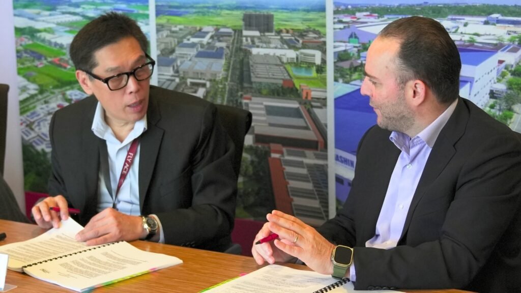 Fly Ace Corporation President Lucio Cochanco Jr. (left) and Aboitiz Economic Estates and Aboitiz Land President and CEO Rafael Fernandez de Mesa (right) formally ink the agreement on a 7-hectare plant that is expected to operate by 2030.