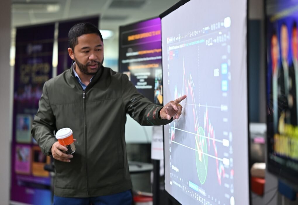GMMG CEO Arlone Abello leads a hands-on Crypto Technical Analyst Executive Course session on technical analysis and disciplined trading amid market volatility